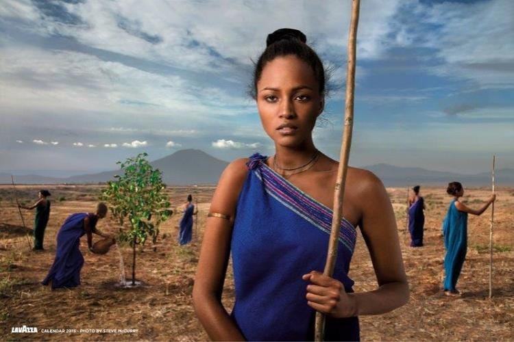 Our Roots: uno degli scatti del Calendario Lavazza 2015 di Steve McCurry che ritrae un gruppo di fiere donne etiopi disposto, in segno di protezione, intorno alla pianta di caffè, vera protagonista dell’immagine
